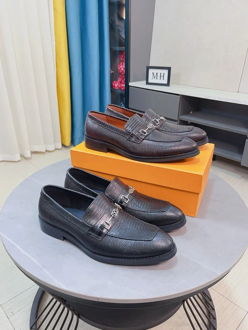 Ex-factory price 458🌹🌹【Louis Vuitton] LV official website synchronizes casual formal leather shoes, imported Italian first-layer calfskin, the leather feels natural and comfortable, and the flowing shoe body design embodies an extraordinary superior wearing experience. Smooth and tight hand-stitched seams achieve extraordinary noble taste. The lining is made of cowhide, which is high-end, comfortable and breathable, telling the man's high-spirited heart. Number of items in stock: 38-44 45 can be customized.